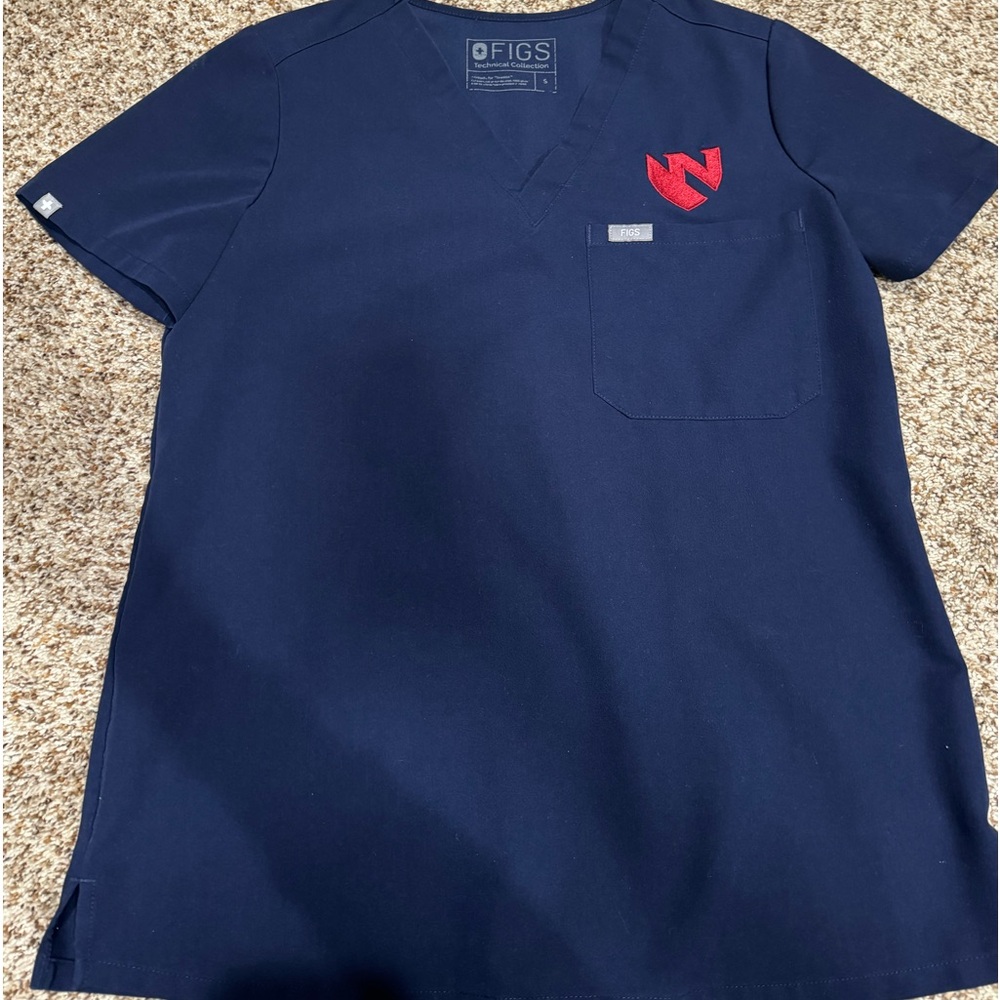 Navy blue figs set with Unmc logo on the top.